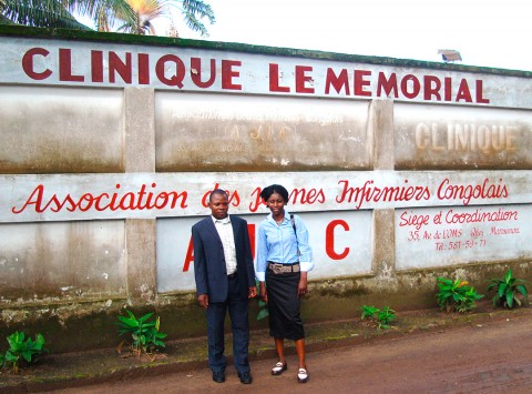 16 mai 2009 › Jonas Bakoua (docteur et directeur de la  clinique Le Mémorial) et Rhode Makoumbou, dans le quartier de Mansimou.