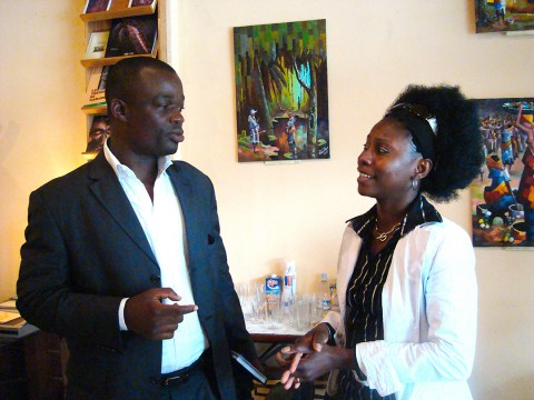 01 novembre 2008 › Koffi Koffi (critique littéraire de la revue ivoirienne Scrib Magazine) et Rhode Makoumbou.