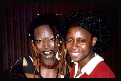 08 april 2007 › La chanteuse ivoirienne Dobet Gnahoré et Rhode Makoumbou.