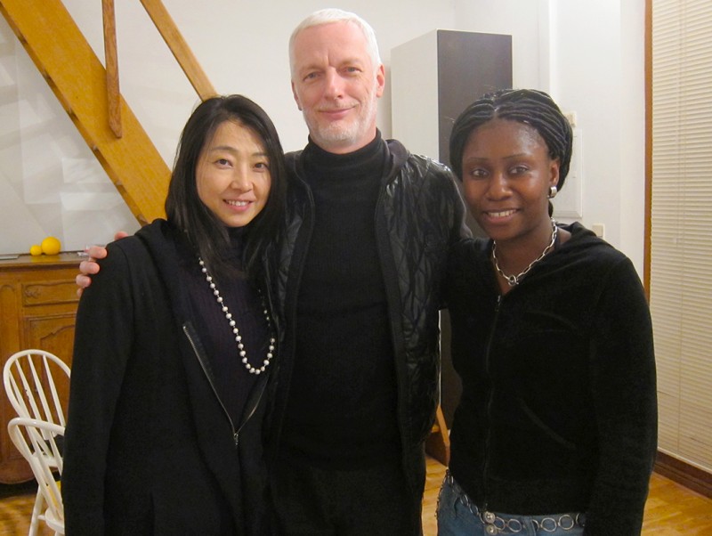 06 décembre 2010 › La chanteuse japonaise Tomomi, le peintre belge Patrick Gerola et Rhode Makoumbou.