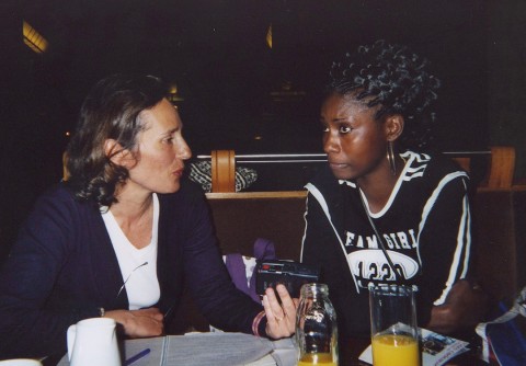 06 avril 2005 › La journaliste française Claire Segré (Dépêches de Brazzaville) et Rhode Makoumbou.