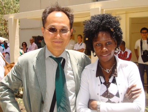 10 mei 2008 › Le directeur du Musée Africain de Séoul Jung Hae Kwang et Rhode Makoumbou au Village des Arts.