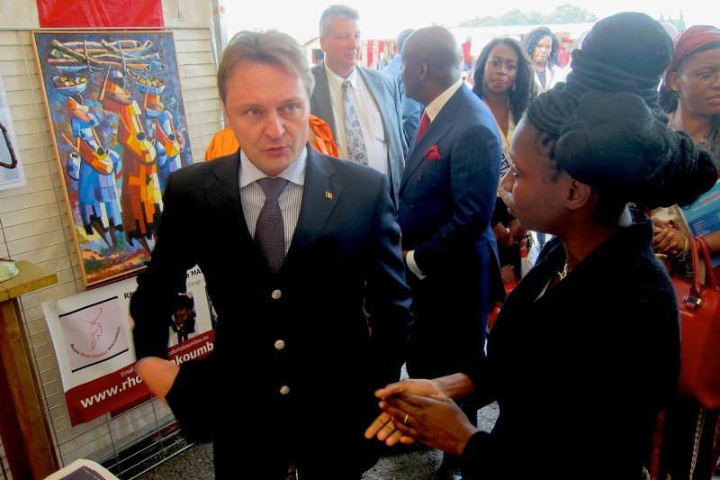 28 september 2013 › Le gouverneur de la Province du Hainaut Tommy Leclercq et Rhode Makoumbou.