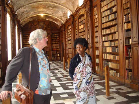 19 juli 2009 › Le peintre belge Frank Liefooghe et Rhode Makoumbou dans la célèbre bibliothèque du Couvent des Augustins Saint-Étienne.