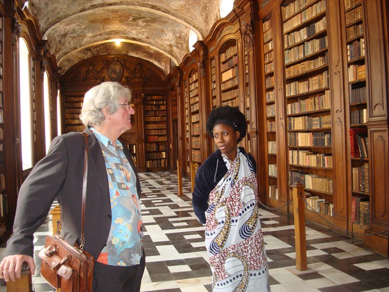 19 juillet 2009 › Le peintre belge Frank Liefooghe et Rhode Makoumbou dans la célèbre bibliothèque du Couvent des Augustins Saint-Étienne.