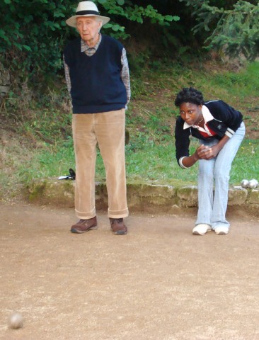 09 augustus 2007 › Le peintre belge Roger Somville et Rhode Makoumbou pendant une partie de pétanque en Auvergne.