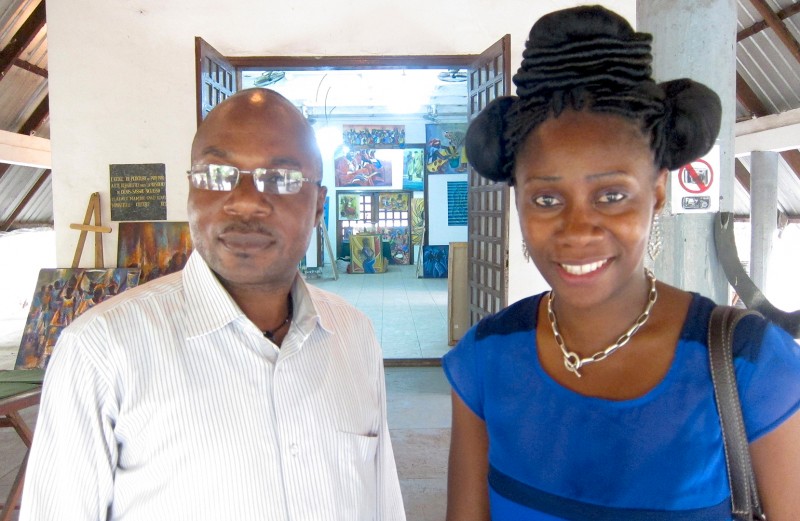 21 september 2013 › Le peintre Gerly Mpo et Rhode Makoumbou à l'École de peinture de Poto-Poto.