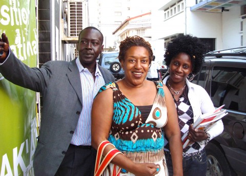 09 mai 2008 › Le peintre sénégalais Ibrahima Kebe, l'actrice américaine CCH Pounder (série policière américaine «The Shield») et Rhode Makoumbou.