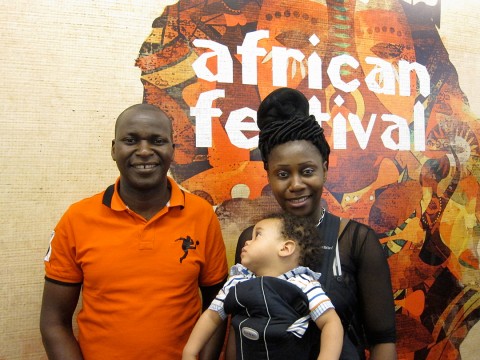 10 april 2013 › Le sculpteur congolais Guynel Massengo en compagnie de Rhode Makoumbou et son fils Quentin.