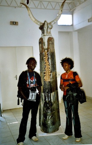 17 december 2005 › Le sculpteur nigérien Boubacar Djiba Harouna et Rhode Makoumbou.