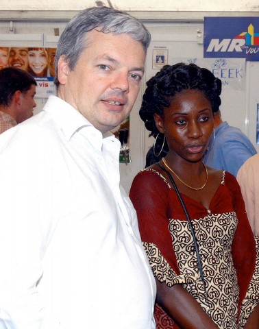 01 mai 2005 › Le Vice-Premier Ministre Didier Reynders et Rhode Makoumbou.