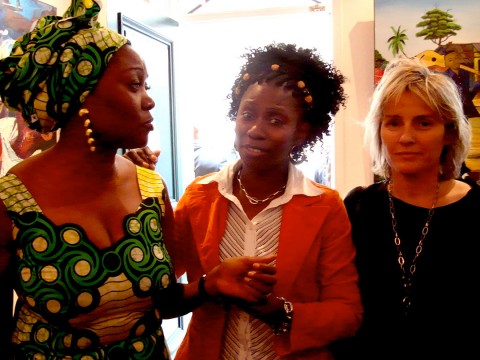 04 juni 2008 › Lydie Pongault, Rhode Makoumbou et Bénédicte De Capele (Les Dépêches de Brazzaville) à l'exposition de l'École de Poto-Poto.