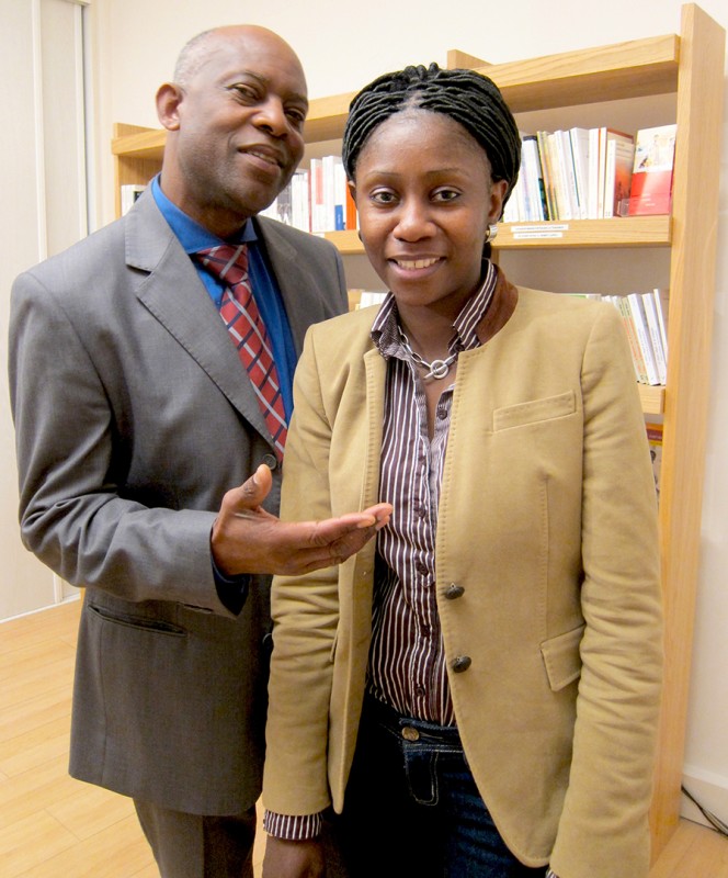 14 januari 2011 › Marie Alfred Ngoma (animateur de la Galerie/Librairie Congo) et Rhode Makoumbou.