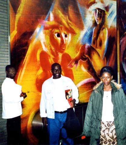 30 septembre 2004 › Ponce E.K. Zanou, Ibrahima Kane et Rhode Makoumbou, à la station de métro Hankar, décorée par le peintre belge Roger Somville.