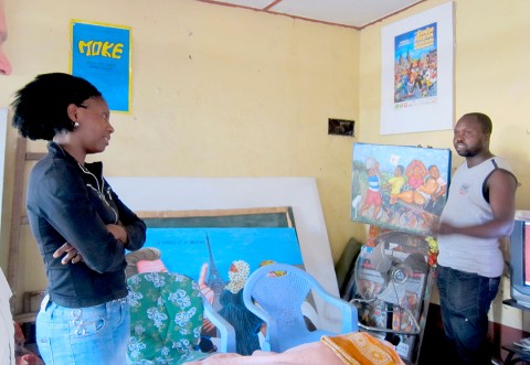 28 augustus 2010 › Rhode Makoumbou dans l'atelier du peintre Moke-Fils.