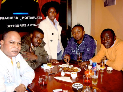 01 december 2008 › Rhode Makoumbou en compagnie d'amis brazzavillois : Issac «Rock» Loubaki, Bertrand Bouala, Prudence Samba et Bob Passi Juverly.