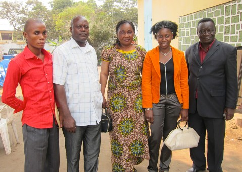 08 août 2010 › Rhode Makoumbou en compagnie de responsables de l'équipe «Cercle Sony», dont Labou Tansi et Prosper Bassaboukila.