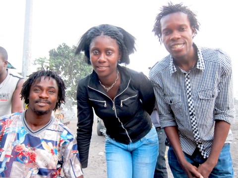 28 août 2010 › Rhode Makoumbou en compagnie des artistes peintres congolais Sapin Makengele et Trésor Chérin.