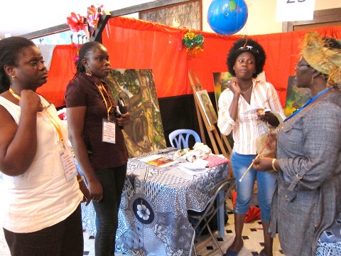16 août 2012 › Rhode Makoumbou en compagnie des artistes peintres Pascaline Makoundou et Diane Mangounina (à gauche).