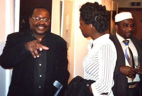27 septembre 2007 › Rhode Makoumbou en compagnie des peintres congolais José Kamena et Albert Tuzolona.