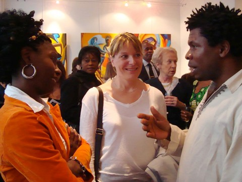 04 juni 2008 › Rhode Makoumbou en conversation avec le sculpteur congolais Eugène N'Sondé et sa compagne, à l'exposition de l'École de Poto-Poto.