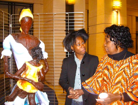 18 décembre 2008 › Rhode Makoumbou et Albertine Tshibilondi (Secrétaire Générale de l'asbl Centre d'Études Africaines et de Recherches Interculturelles).