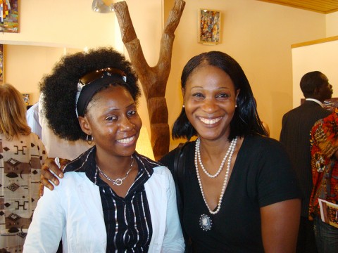 01 novembre 2008 › Rhode Makoumbou et Flore Hazoumé (directrice de la revue littéraire ivoirienne Scrib Magazine).