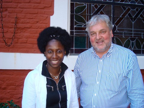 12 juli 2009 › Rhode Makoumbou et l'Échevin de la culture Lieven Decaluwe au vernissage de l'exposition «Congo in contrast».