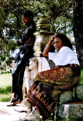 07 avril 2005 › Rhode Makoumbou et la chanteuse congolaise Fayila Boendi en Auvergne.