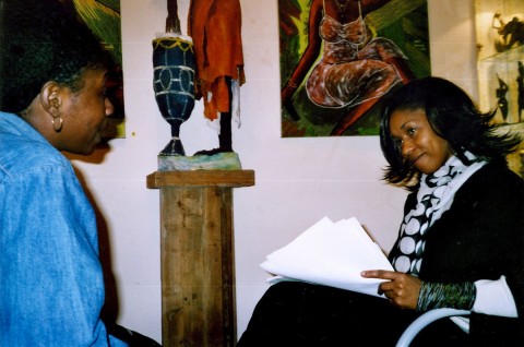 26 novembre 2004 › Rhode Makoumbou et la journaliste Fatoumata Sidibé (magazine Amina).