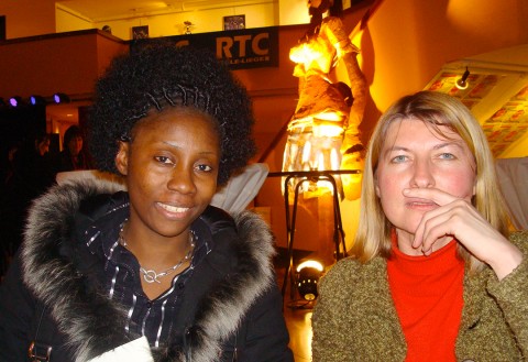 04 mars 2009 › Rhode Makoumbou et la photographe belge Françoise D'Hulst.