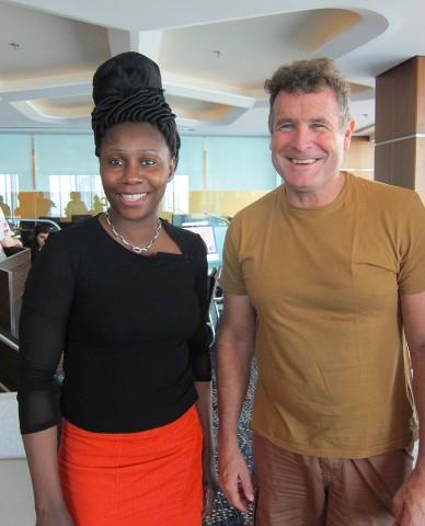 10 avril 2013 › Rhode Makoumbou et le chanteur sud-africain Johnny Clegg.