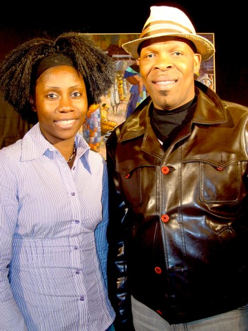 30 novembre 2008 › Rhode Makoumbou et le coiffeur Karlos Mikobi (salon «Espace Ambiance»).