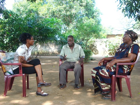 17 mai 2009 › Rhode Makoumbou et le couple Loutaya dans le quartier de Mansimou.