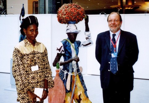 24 september 2004 › Rhode Makoumbou et le député européen belge Alain Hutchinson.