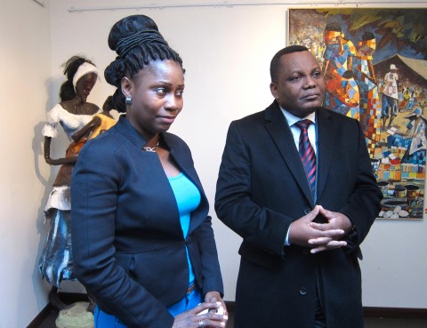 17 oktober 2012 › Rhode Makoumbou et le Ministre de la Culture et des Arts du Congo-Brazzaville Jean-Claude Gakosso.