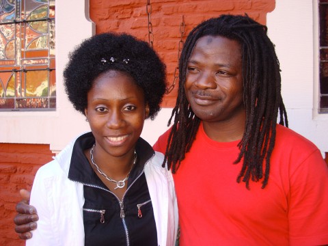 12 juillet 2009 › Rhode Makoumbou et le percussionniste ghanéen Babs Jobo à l'ouverture de l'expostion «Congo in contrast».