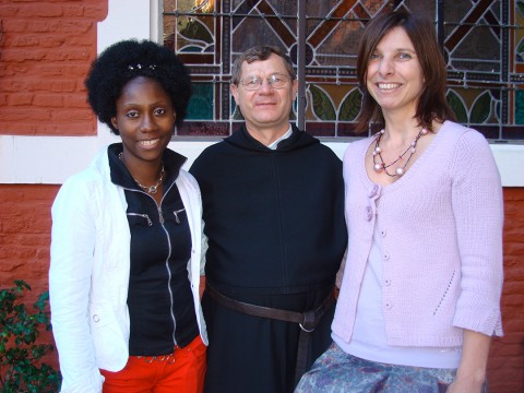 12 juillet 2009 › Rhode Makoumbou et les organisateurs de l'exposition «Congo in contrast» : le Père Paul De Wit et Martien Bode.