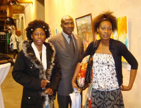 22 februari 2008 › Rhode Makoumbou et les peintres Spencer Vese (Nigeria) et Amydou (Niger), à l'exposition collective «Regards d'Afrique».