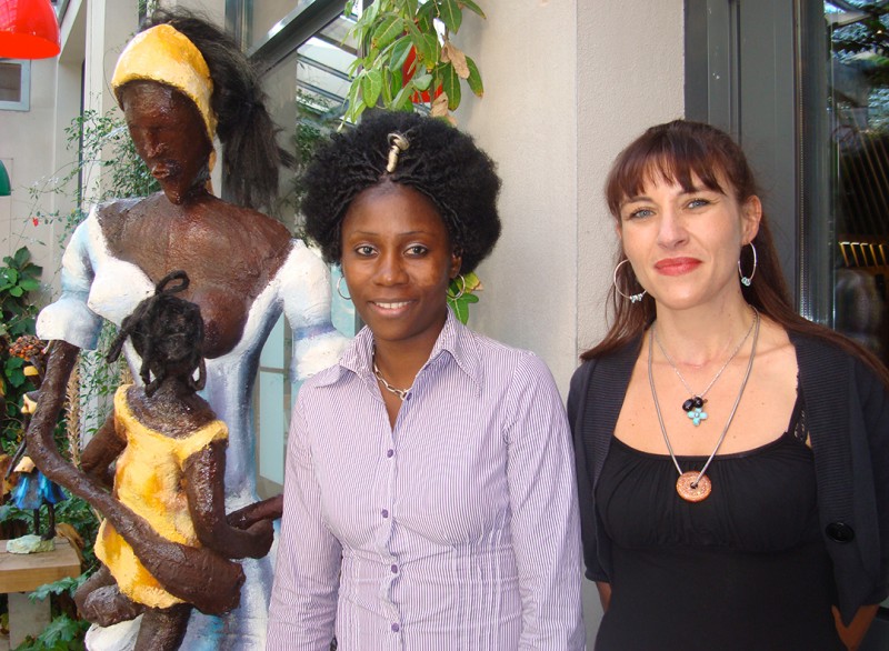 12 september 2009 › Rhode Makoumbou et Nathalie Philippe (rédactrice en chef de la revue «Culture Sud», Culturesfrance).