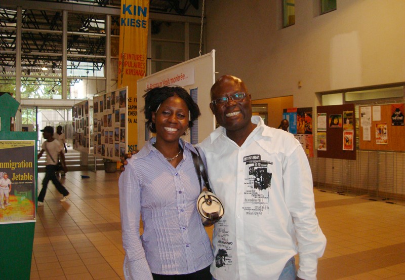 13 mei 2009 › Rhode Makoumbou et Nicolas Bissi (critique d'art, metteur en scène et responsable du Centre Culturel Français).