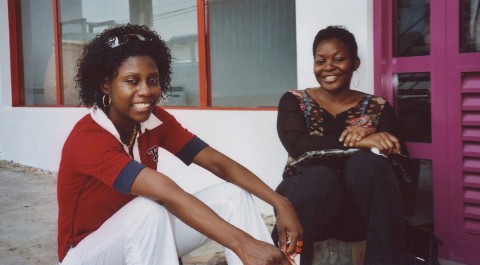 08 mars 2007 › Rhode Makoumbou et son amie Rhode Flavienne Mbatchou.