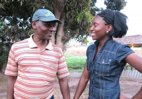 27 augustus 2010 › Rhode Makoumbou interviewée par le journaliste Charly Noël (Télé Congo).