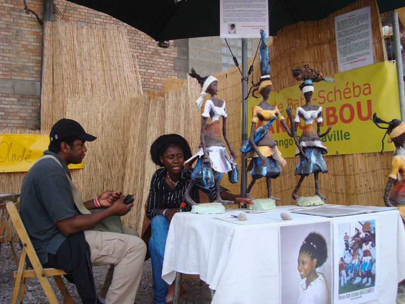 28 juni 2009 › Rhode Makoumbou interviewée par le journaliste Louis Abanda (Radio Campus Lille, France) au Festival Couleur Café.