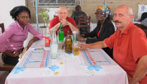 23 augustus 2010 › Rhode Makoumbou, le peintre belge Willy Wolsztajn, la journaliste Hermione Ngoma (Les Dépêches de Brazzaville) et Marc Somville.