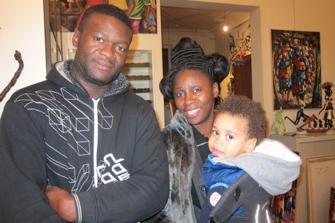 19 octobre 2013 › Roddney Elch Okouya (un ami de Brazzaville) avec Rhode Makoumbou et son fils Quentin.