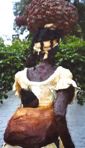 Rhode Makoumbou › Detail: «L'artiste et trois de ses oeuvres» (2005)