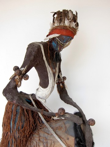 Rhode Makoumbou › Détail : «Le joueur de tam-tam (2)» (2003) • ID › 235