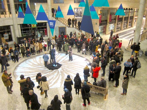 21 janvier 2018 › Affluence du public à la présentation de la sculpture «Patrice Lumumba, discours d'Indépendance du 30 juin 1960».