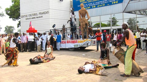 26 mars 2010 › Animation de la troupe traditionnelle «Diapason» à l'arrivée de l'exposition itinérante «Trait-d'Union» de Rhode Makoumbou.